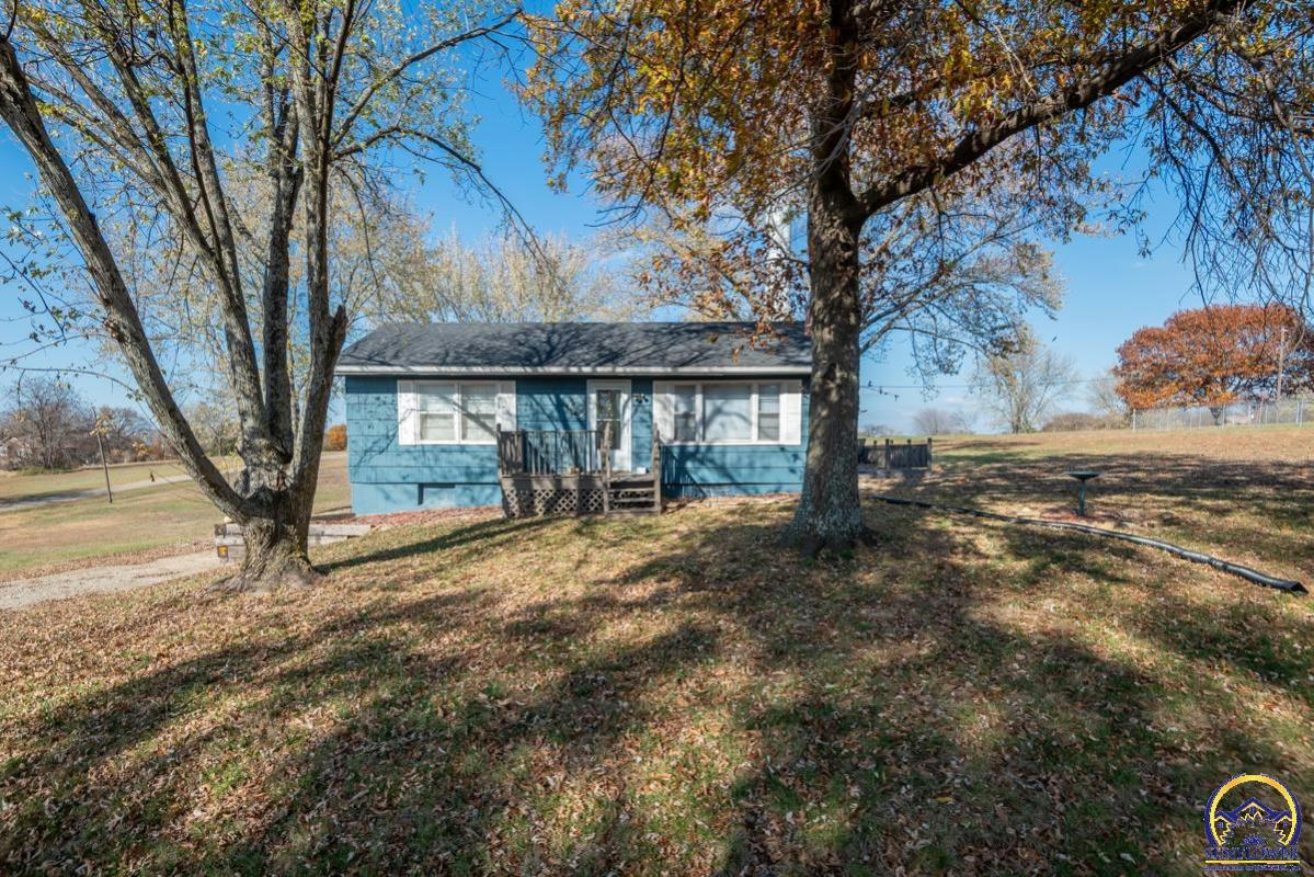 8806 HICKORY LN, OZAWKIE, KS 66070 Single Family Residence For Sale